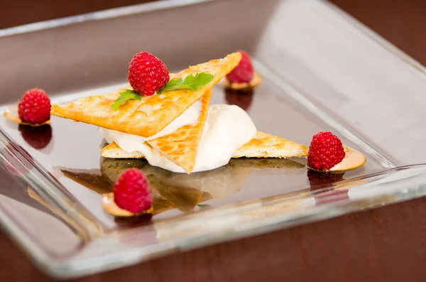 Dessert crackers with Raspberries — Stock Photo, Image