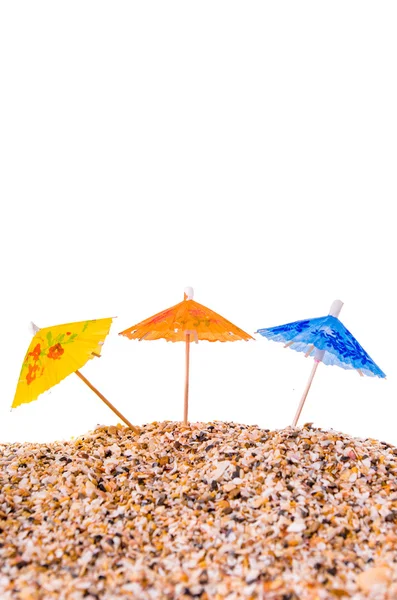 Guarda-chuva de coquetel em Sand Mound com conchas — Fotografia de Stock