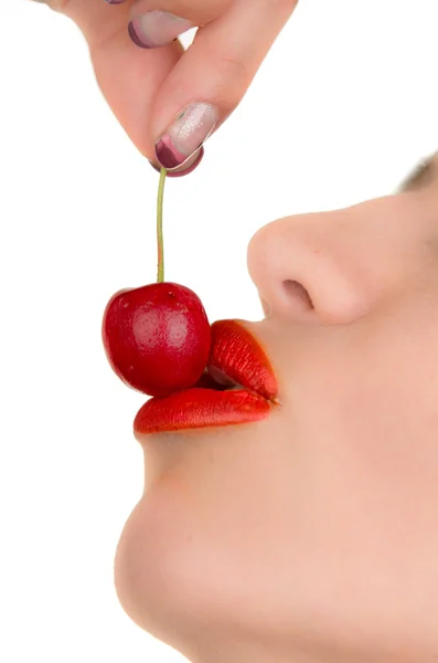 Boca de mujer joven con cerezas rojas sobre fondo blanco — Foto de Stock