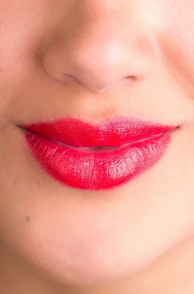 Labios rojos de pánico. Belleza, detalle de maquillaje . —  Fotos de Stock