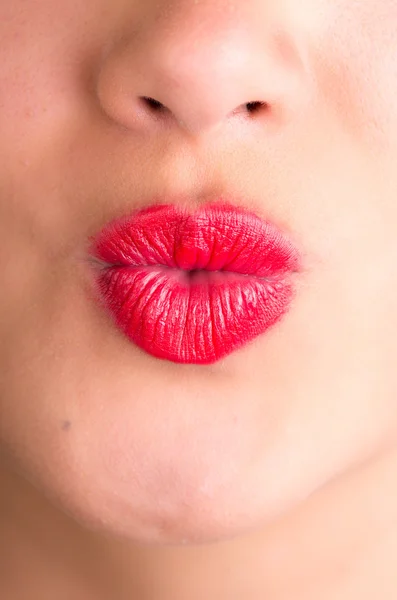 Labios rojos de pánico. Belleza, detalle de maquillaje . —  Fotos de Stock