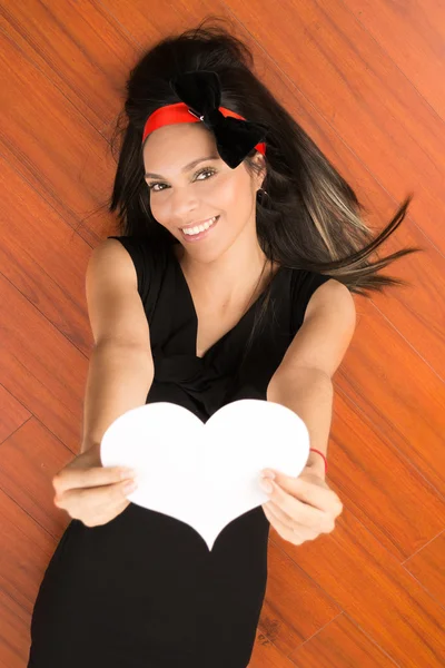 Portrait of a pretty woman holding a white paper heart — Stock Photo, Image