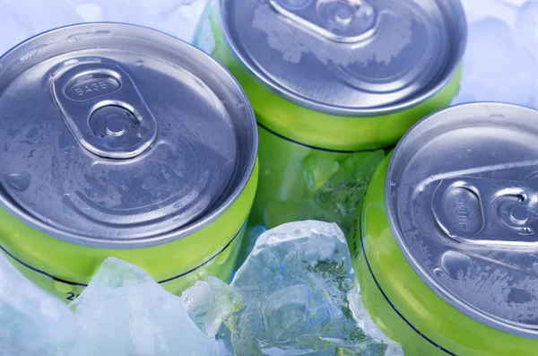 Canette de soda verte dans la glace concassée — Photo