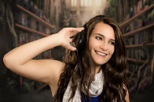 Young beautiful woman enjoying the music at home — Stock Photo, Image