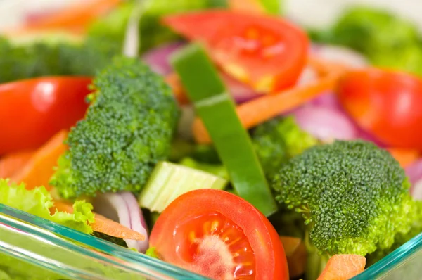 Fresh broccoli salad with lettuce, broccoli and tomato — Stock Photo, Image