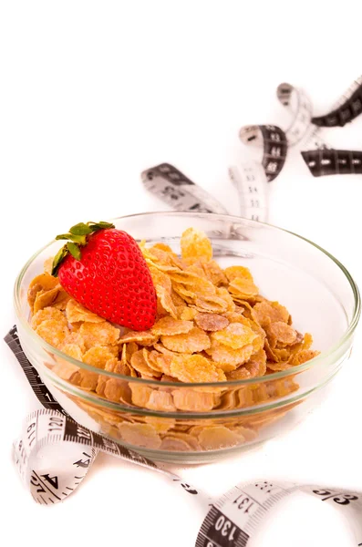 Dieta desayuno pérdida de peso. cereales y fresa con cinta métrica — Foto de Stock