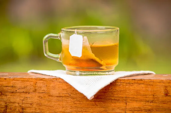 Te serveras på terrassen, på våren. — Stockfoto