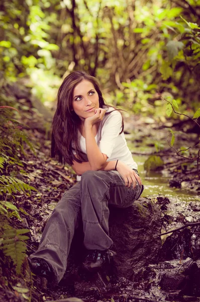 Portret. meisje in de bossen denken — Stockfoto