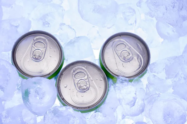 Latas verdes de cerveja em cubos de gelo — Fotografia de Stock