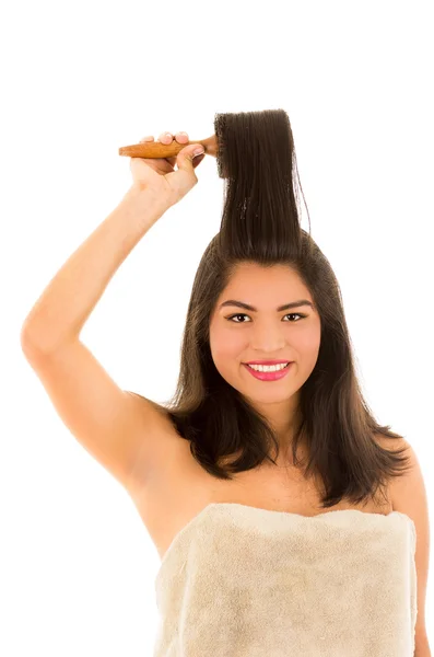 Belle fille hispanique peigner ses cheveux isolés sur un fond blanc — Photo