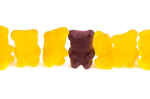 Řada barevných gumoví medvídci na izolované bílém pozadí — Stock fotografie