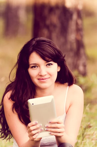 Businesswoman on break in park with a tablet — Stock Photo, Image