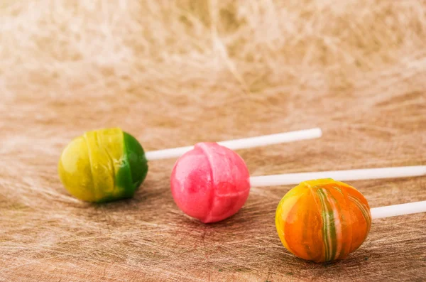 Lollipop dari warna vaious dalam latar belakang abstrak — Stok Foto