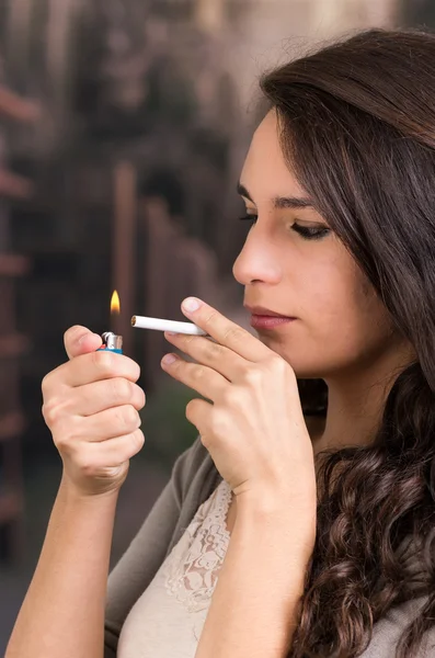 Echte jonge vrouw rookt op de straat, selectieve focus — Stockfoto