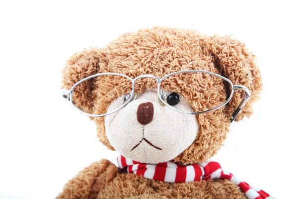 戴着眼镜的白色背景上的聪明玩具熊。 — 图库照片