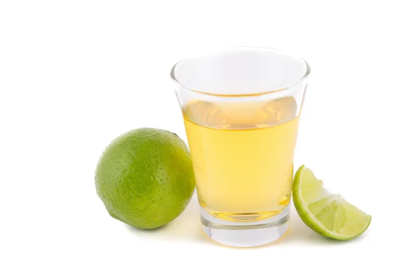 Tiro de tequila de ouro com limão — Fotografia de Stock