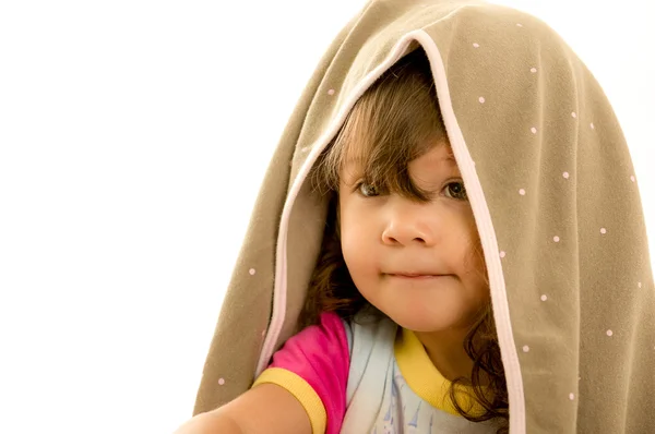 Retrato de uma menina bonita com toalha na cabeça — Fotografia de Stock