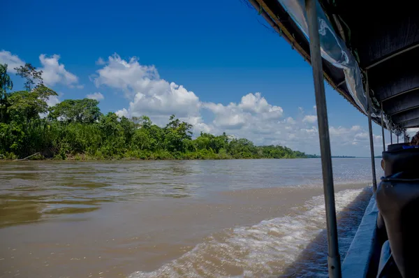 Катание на лодке по реке Рио-Напо, эквадорская Амазонка — стоковое фото