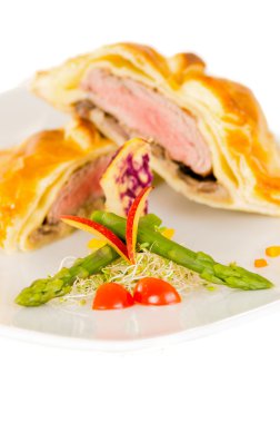 Salatalı sığır eti Wellington