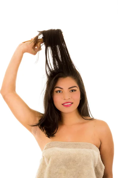 Mulher hispânica com cabelo morena selvagem no fundo branco — Fotografia de Stock