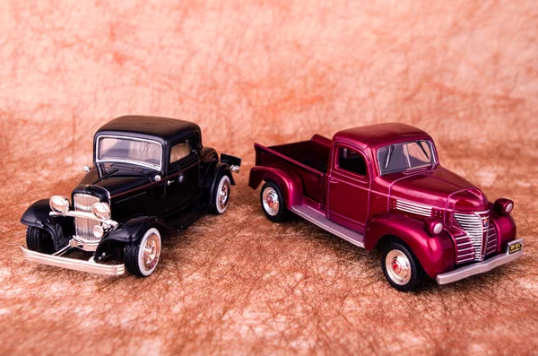 Carros de brinquedo vintage em um fundo antigo — Fotografia de Stock