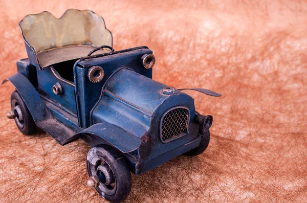 Vintage leksaksbilar i en gammal bakgrund — Stockfoto