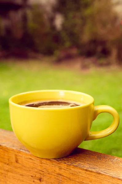 Taza de café amarillo — Foto de Stock