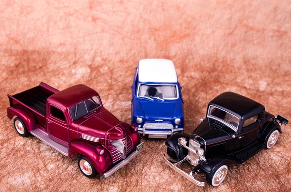 Carros de brinquedo vintage em um fundo antigo — Fotografia de Stock