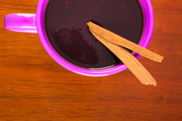 Czerwone zupa na misce różowy — Zdjęcie stockowe