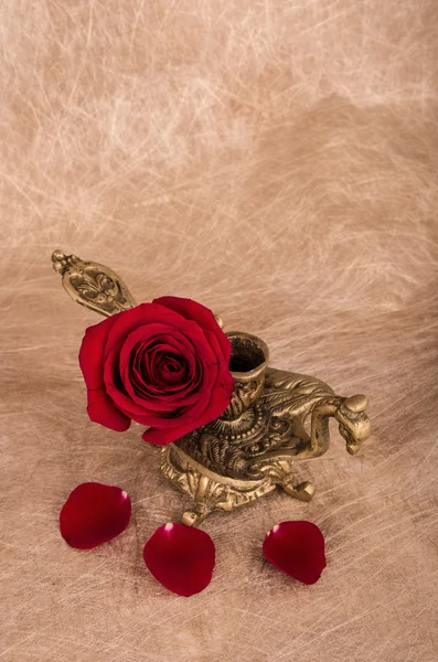 Rose in einer Vase auf kunstvollem Hintergrund mit Copyspace — Stockfoto