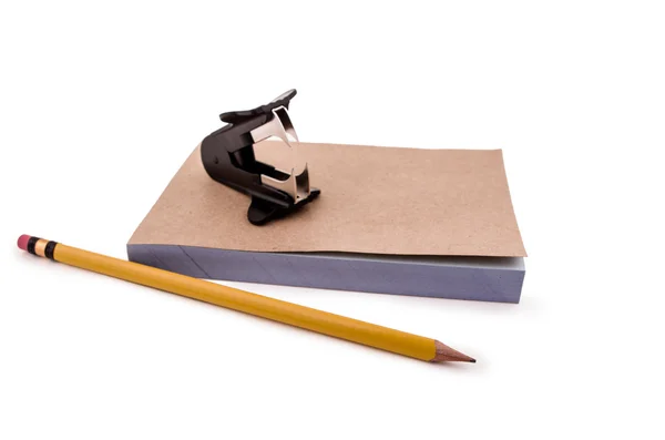 Removedor de grampos, lápis e bloco de notas — Fotografia de Stock