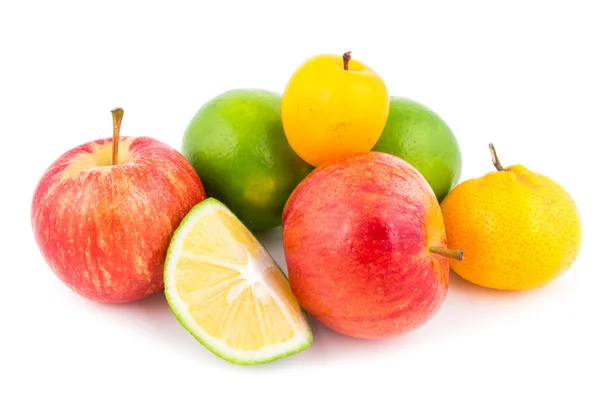 Frutta assortita su fondo bianco — Foto Stock