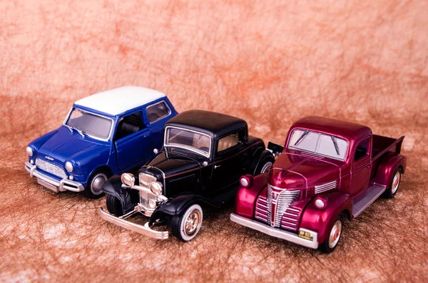 Винтажные игрушечные автомобили на старом фоне — стоковое фото