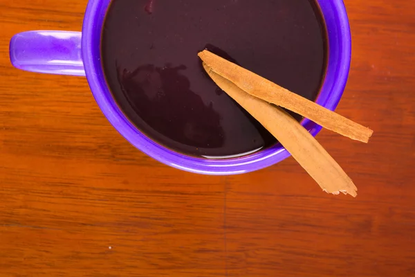 Czerwone zupa na misce fioletowy — Zdjęcie stockowe