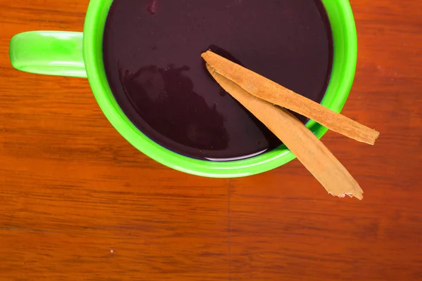 Röd soppa på skål i trä bakgrund — Stockfoto