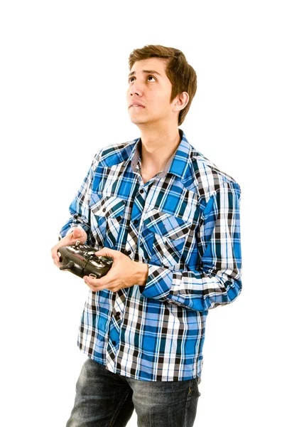 Человек, играющий с передатчиком RC — стоковое фото
