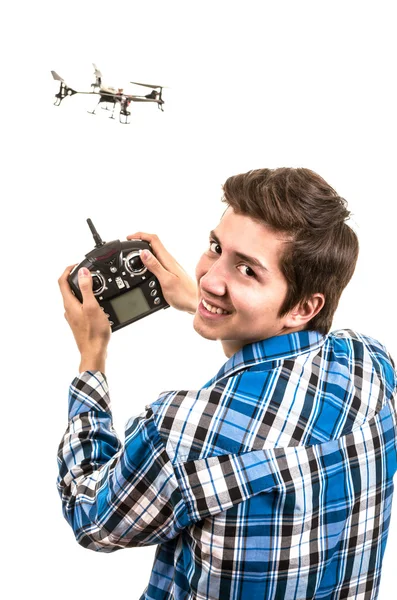 Homem brincando com um drone quadricóptero — Fotografia de Stock