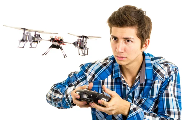 Uomo che gioca con un drone quadricottero — Foto Stock