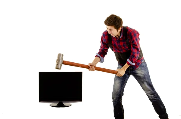 Человек с кувалдой разбивает телевизор ЖК-диск — стоковое фото