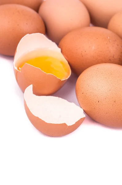 Huevos sobre fondo blanco con un huevo abierto — Foto de Stock