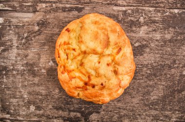 ahşap masa üzerinde taze pişmiş ekmek