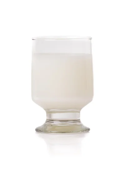Vaso de leche sobre un fondo blanco — Foto de Stock