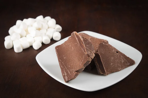 Raw chocolate on chunks with mashmallows — Stock Photo, Image