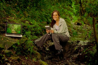 açık havada yağmur ormanları içinde kadın tablet