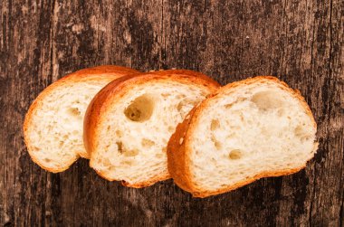 ahşap masa üzerinde taze pişmiş ekmek