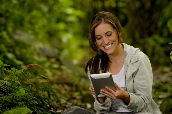 Femme tablette à l'extérieur dans la jungle de la forêt tropicale — Photo