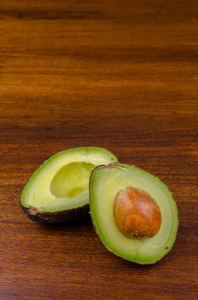 Avocado over een houten boad — Stockfoto