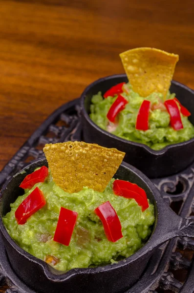 Guacamole op een dienblad voor taco 's — Stockfoto