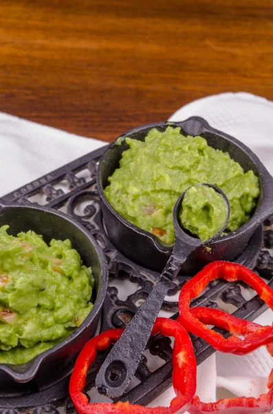 Guacamole op een dienblad voor taco 's — Stockfoto