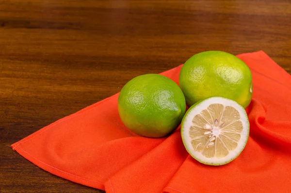Snijden van citroenen voor dipsaus — Stockfoto